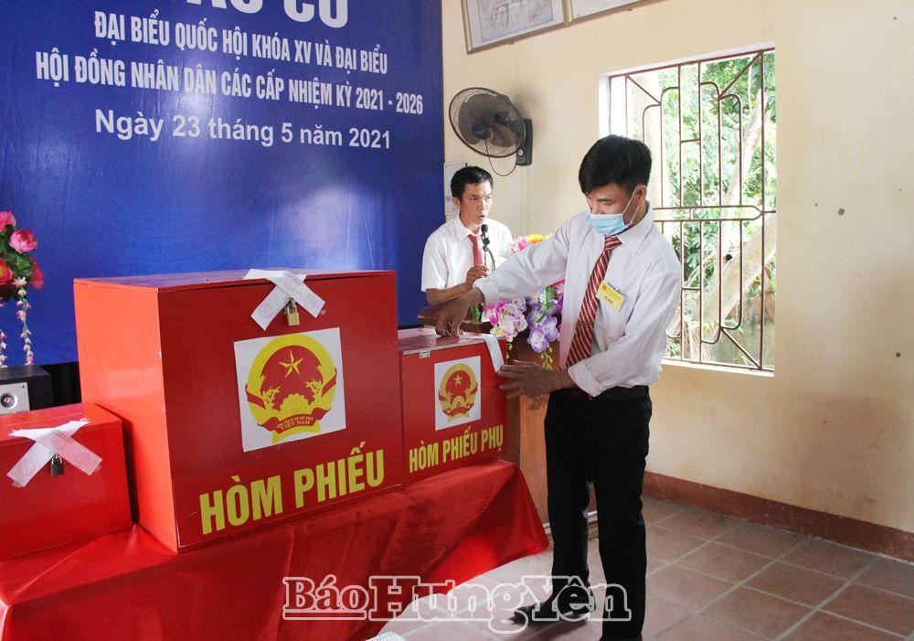 Niêm yết hòm phiếu tại khu vực bỏ phiếu số 5, thôn Hoàng Nha, xã Minh Hải (Văn Lâm)  